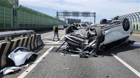 台74轎車疑「硬擠」自撞翻覆！駕駛糗爬出