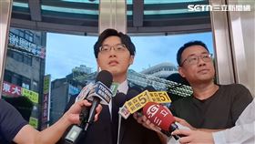 ▲邱姓老董委託律師到中正一分局遞交陳報狀。（圖／翻攝畫面）