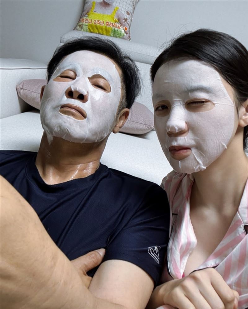 李多慧和爸爸享受難得的父女敷臉時光。（圖／翻攝自李多慧IG）