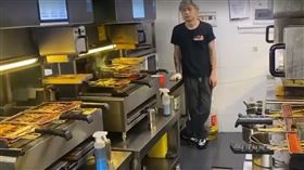 ▲圖片關鍵字, 圖片關鍵字, 圖片關鍵字。（示意圖／翻攝自XXX）串燒機器人平均每小時最多可產出1350串串燒。（圖／加盟協會提供）