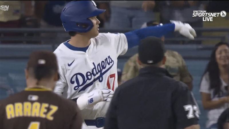 板凳清空大場面後,大谷翔平被砸,揮手要隊友冷靜。(圖/翻攝自Sportsnet X)