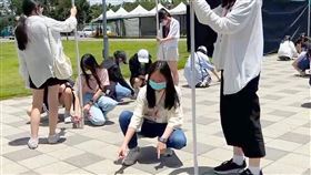 夏至到  學子北回歸線體驗立竿不見影夏至到，新竹市曙光女中學生21日中午造訪位於北回歸線上的嘉義北回二館太空教育館，拿起桿子體驗「立竿不見影」。中央社記者蔡智明攝  113年6月21日