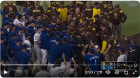 ▲道奇和教士出現板凳清空。（圖／翻攝自Talkin’ Baseball X）