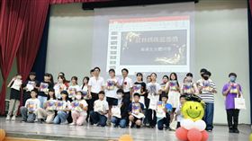 里港鄉有慈善團體大手筆，發放全鄉每位國小畢業生「1人1台iPad」。不料卻傳出有人剛領到這份畢業禮，才出校門就被偷了。（翻攝自鄉長徐國銘臉書）