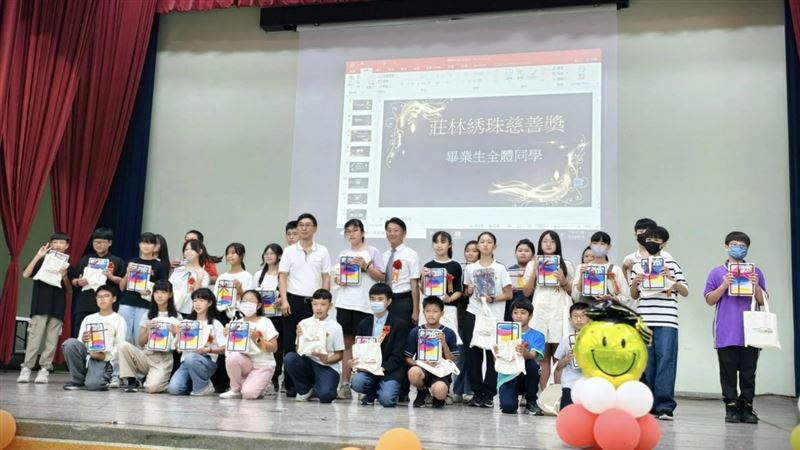 國小畢業禮送iPad　她剛拿到就被偷哭紅眼