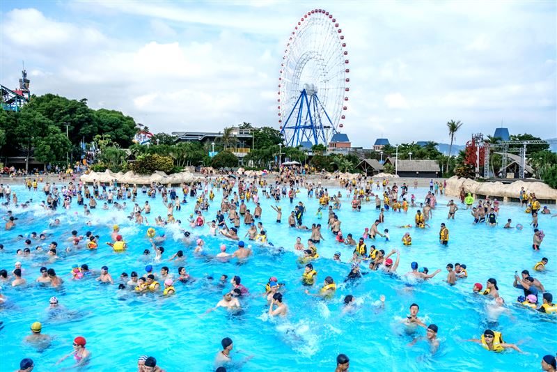 迎接暑假,各家遊樂園提前祭出優惠,包括畢業生半價,午後入園半價。(圖/麗寶樂園 提供)
