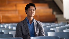 陳漢榮（吳康仁飾）為保護老闆來找莉蓮（瑞瑪席丹飾）談判。（圖／CATCHPLAY提供）