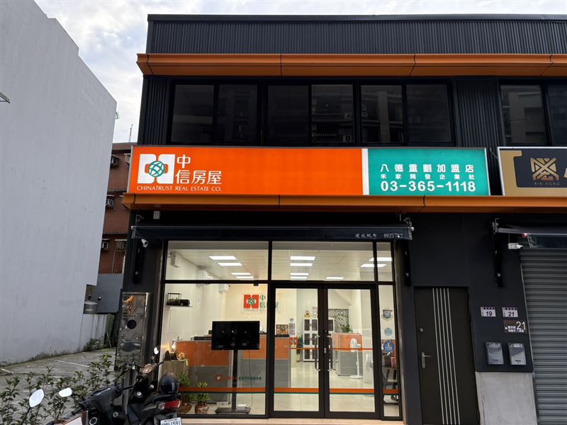 陳柏宇期許能打造一個「有溫度」的服務團隊，成為當地居民最信賴的房地產顧問，圖為中信房屋八德重劃加盟店。（圖／陳柏宇提供）