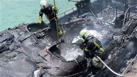 澎湖白沙鄉鳥嶼碼頭今天（20日）發生火燒船事件，「鉅航58號」泊靠碼頭時突然冒煙竄火，所幸當時遊客都已下船，翁姓船員撲救未果急忙跳海逃生，經送醫救治暫無大礙，詳細起火原因仍待釐清。