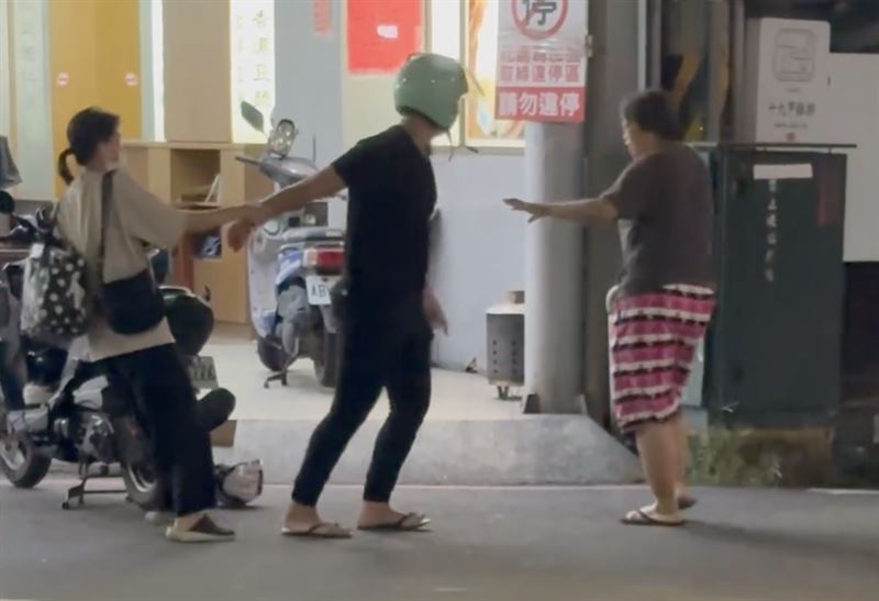 熱心民眾兩隻手拉不住少年一隻手。(圖/翻攝自Thread @_01.09chen)