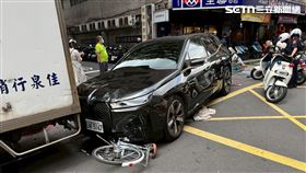 ▲北市曾翁駕駛BMW電動車追撞12輛機車及4輛單車。（圖／翻攝畫面）