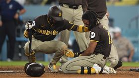 ▲小塔提斯（Fernando Tatis Jr.）20日被觸身球襲擊目前傷勢不明。（圖／美聯社／達志影像）