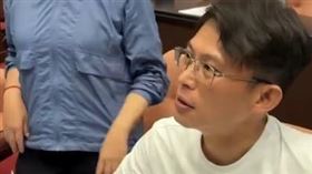綠委手板寫6字　黃國昌氣急罵白癡！「國昌觀察家」：被踩到痛腳了。郭國文臉書