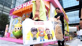 泡泡瑪特Labubu新系列盲盒亮相上海泡泡瑪特旗下的THE MONSTERS怪味便利店系列主題快閃華東首展13日登陸上海，Labubu新系列盲盒吸引眾多粉絲前來。（中新社提供）中央社  114年6月19日