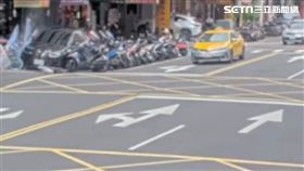 ▲北市曾翁駕駛BMW電動車追撞12輛機車及4輛單車。（圖／翻攝畫面）