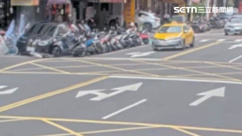 老翁開車暴衝撞16車 驚悚監視器畫面曝光