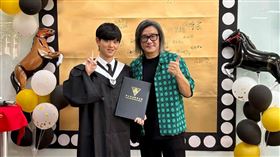 施文彬婚開心分享，大兒子參加國小教師甄試，以優異成績「榜眼」之姿金榜題名。（圖／翻攝自臉書）