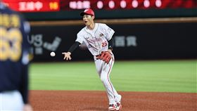 ▲味全龍主力游擊手張政禹，本季首次守二壘。（圖／味全龍提供）