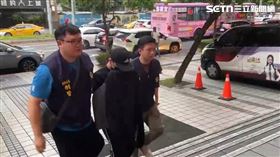 北市吳男朝名嘴李正皓噴灑辣椒水後逃逸。（圖／翻攝畫面）