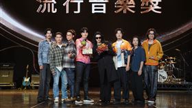 Hit Fm聯播網送上西瓜跟荔枝，祝宇宙人Cosmos people、麋先生 MIXER在2025 hito流行音樂獎熱鬧開場，讓現場觀眾感受沁涼與活力，嗨翻小巨蛋！（圖／Hit Fm聯播網）