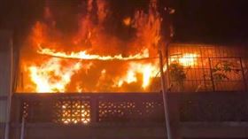 今（20）日高雄苓雅區仁愛二街一處透天厝3樓起火，現場不斷竄出熊熊烈火。（圖／翻攝畫面）