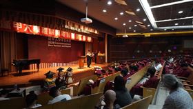 逢甲機電系補辦畢典（1）逢甲大學機電系20日補辦畢業典禮，畢業生出席人數不到半數，多數參與學生、家長開心能有第2次機會，讓先前無法參加的家人得以出席。（逢甲大學提供）中央社記者趙麗妍傳真 114年6月20日