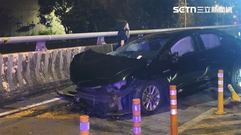 新北凌晨自撞車禍！駕駛噴飛…留大灘血跡