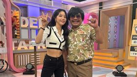 巴大雄曬出與頌樂的合照，因「一下下」手勢挨轟性騷擾。（圖／翻攝巴大雄臉書）