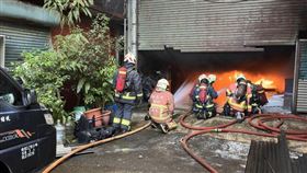 新北樹林樹某1層樓鐵皮工廠發生火警。（圖／翻攝畫面）