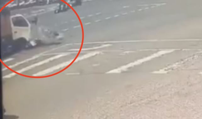 騎士在路口處大迴轉,遭一輛直行的貨車撞上。(圖/翻攝畫面)