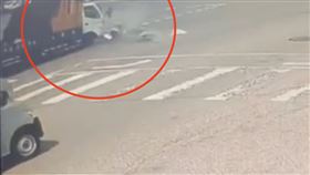 撞擊瞬間曝！台中男大迴轉遭貨車拖行慘死