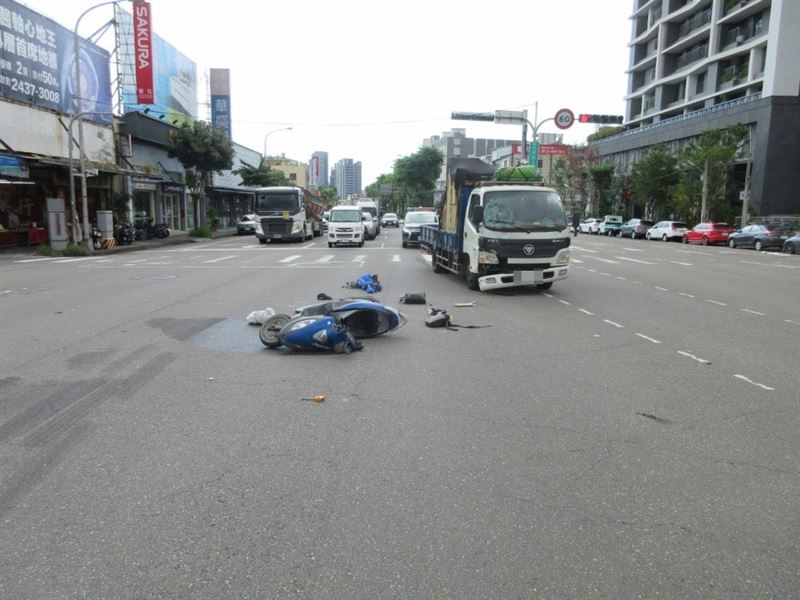 騎士沿著斑馬線大迴轉遭貨車撞上不治。(圖/翻攝畫面)