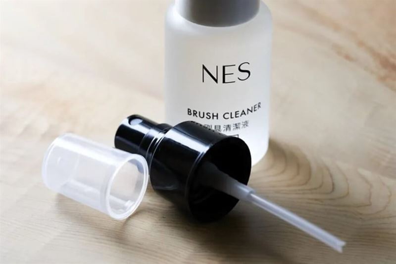 （圖／翻攝自NES cosmetics）NES cosmetics 刷具清潔液 200ml