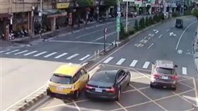 新北市中和區景平路今天（21日）上午發生一起車禍，一輛小客車未打方向燈鬼切，後車因閃避不慎擦撞計程車，計乘車再失控衝撞上分隔島，導致2人受傷送醫，驚悚瞬撞畫面全被監視器拍下。警方指出，將通知涉案車主到案調查。