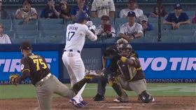 ▲清空板凳大場面後，大谷翔平被觸身球砸中。（圖／翻攝自MLB X）