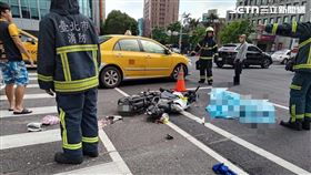 ▲北市吊車行經忠孝東路及新生南路口右轉時追撞3機車，造成18歲女騎士當場死亡。（圖／翻攝畫面）