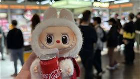 英國顧客為了買Labubu大排長龍，甚至全武行拳腳相向。（圖／翻攝X）