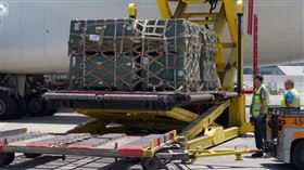 美國和德國的補給機滿載軍備飛抵以色列卸貨。（圖／翻攝以色列國防部YouTube）