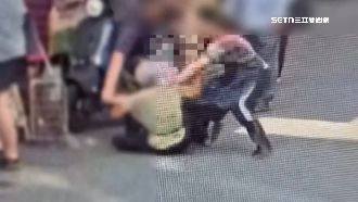 竹筍嬤違規擺攤　遭魚販掐脖壓地