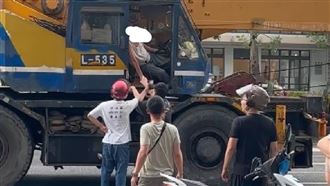 北市吊車死亡車禍！肇事翁遭民眾激動拉住