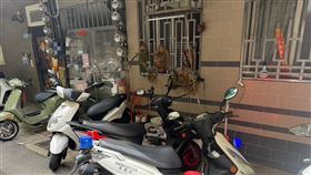 女子陳屍在公寓臥室內的床上並背景發找到毒品。（圖／翻攝畫面）