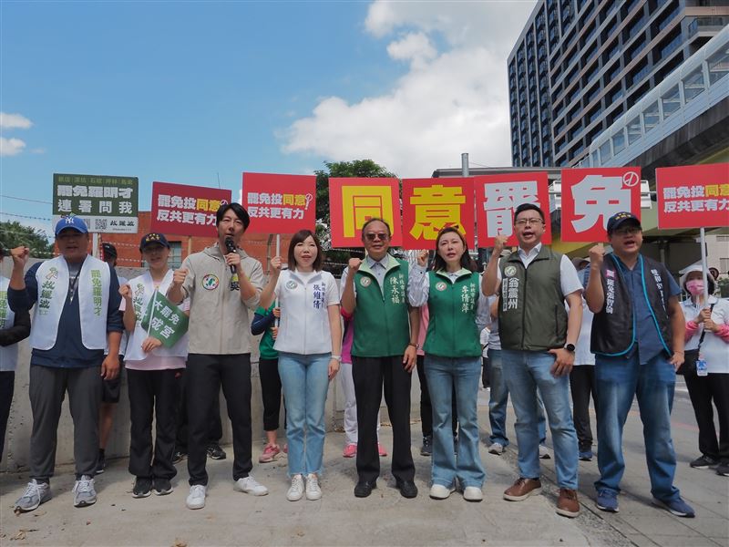 吳崢（左3）合體罷團，向雙和、新店民眾宣傳，726站出來投票。（圖／翻攝吳崢臉書）