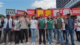 ▲吳崢（左3）合體罷團，向雙和、新店民眾宣傳，726站出來投票。（圖／翻攝吳崢臉書）