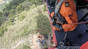 高山揹工腿骨折求救！黑鷹直升機出動救援
