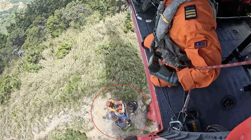 高山揹工腿骨折求救!黑鷹直升機出動救援