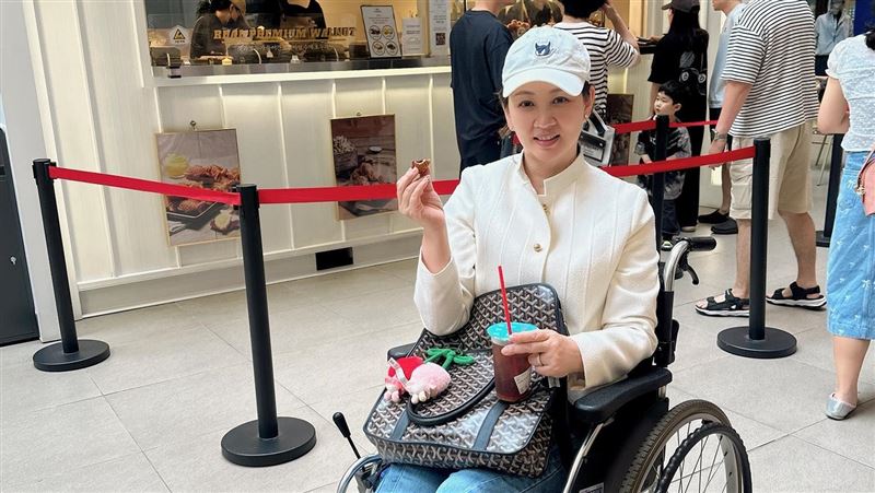 郁方出事掛急診!「坐輪椅出國」照片曝光