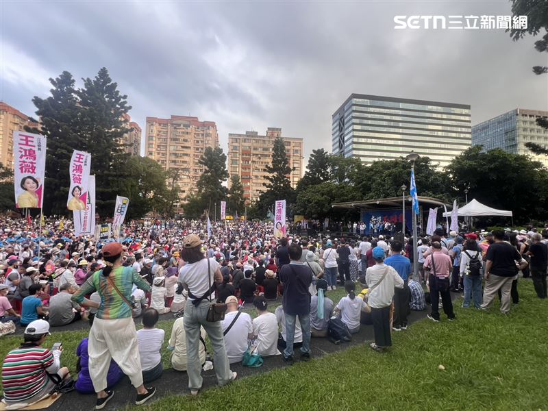 「北北基反惡罷造勢大會」榮星花園現場主持人於1740喊現場八千人。（圖／記者蘇晏男攝影）
