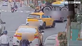▲北市吊車行經忠孝東路及新生南路口右轉時追撞3機車，造成18歲女騎士當場死亡。（圖／翻攝畫面）
