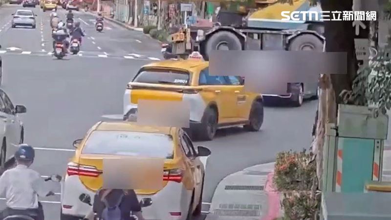 賴翁開著吊車追撞3機車,造成19歲女騎士當場死亡。(圖/翻攝畫面)