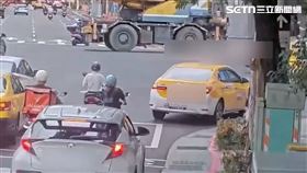 ▲北市吊車行經忠孝東路及新生南路口右轉時追撞3機車，造成18歲女騎士當場死亡。（圖／翻攝畫面）